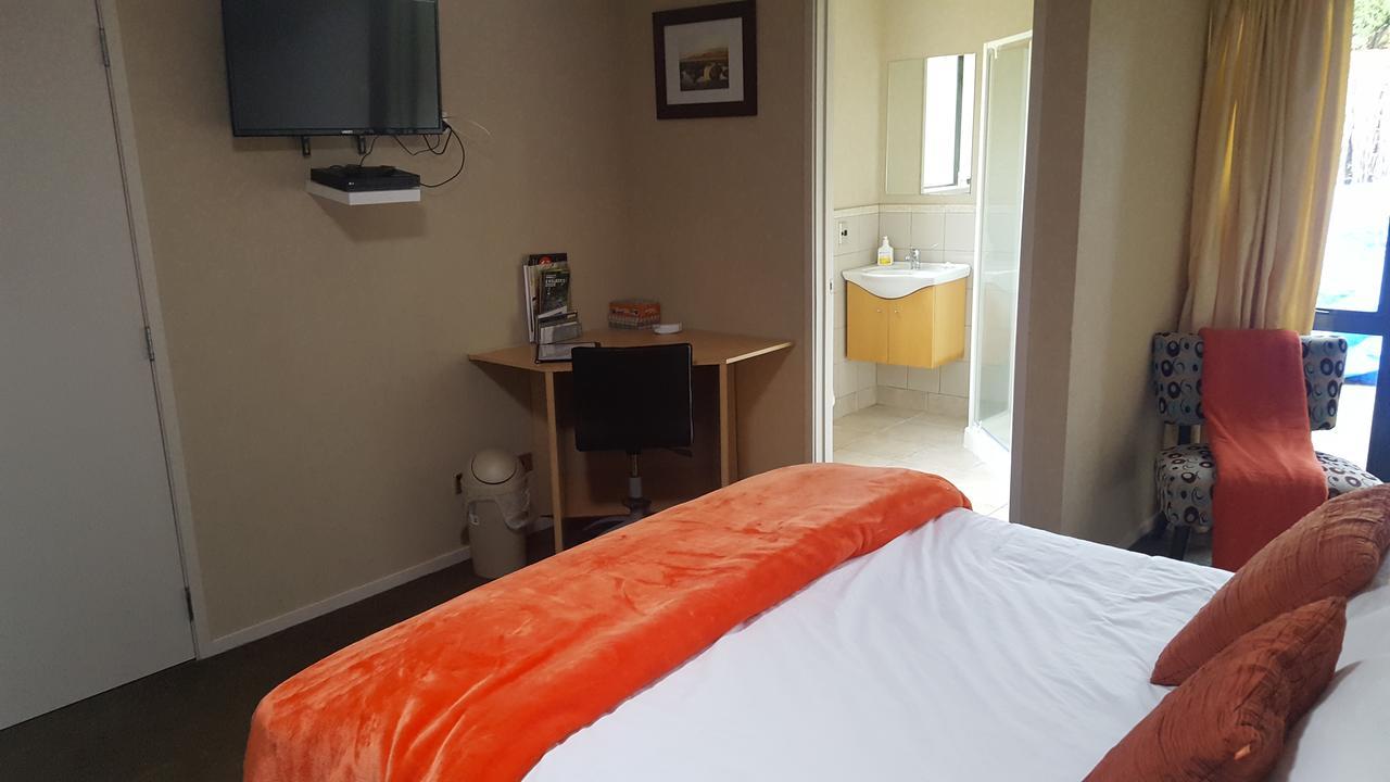 Heta Road B&B New Plymouth Bagian luar foto